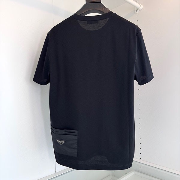 世界中で大人気♪プラダ 胸元立体エンボスエンボスロゴ Tシャツ コピー pup34546
